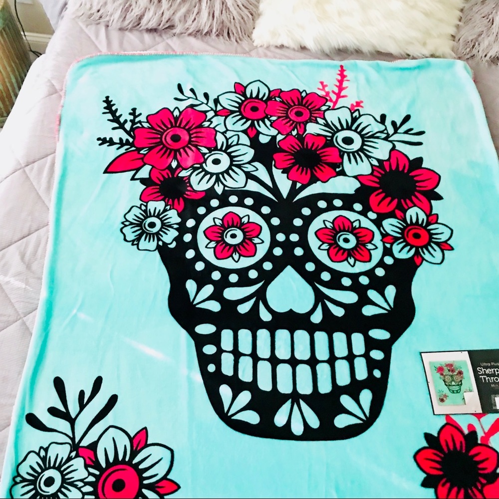 Sherpa Ice Green & Fuchsia Sugar Skull Throw - Picture 2 of 8